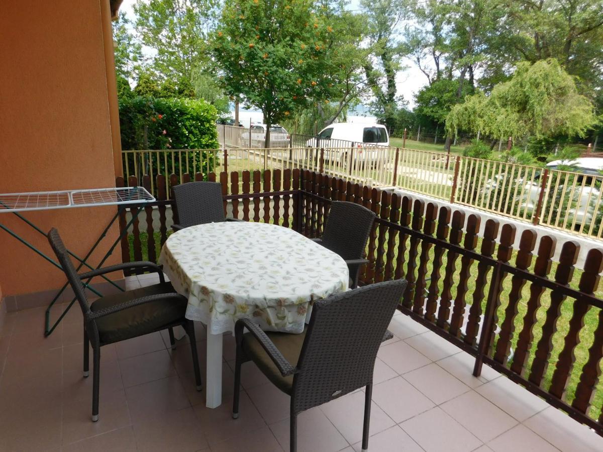 Apartamento Balatonpart-Lak Balatonfenyves Exterior foto